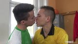 Adolescente gay viene sbattuta nello spogliatoio snapshot 1