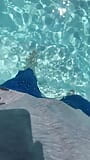 Adik tiri kulit biru dengan legging di kolam renang snapshot 8