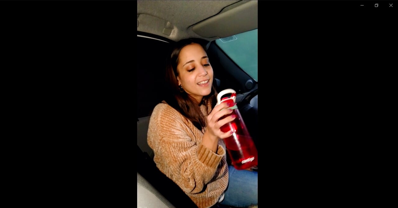 Zwei Schlampen trinken in der Öffentlichkeit Natursekt im Auto | xHamster