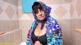 73-jährige Oma pinkelt in die Badewanne snapshot 2