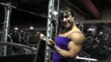 Muscle FBB тренировка в спортзале, сгибание мускулистой женщины snapshot 13
