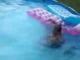 Bbw stiefmoeder valt van een vlot in het zwembad snapshot 6
