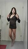 Maschera femminile travestito in abito super corto e tacchi snapshot 2