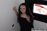 Kurze Sommersprossen-Prostituierte, die Schwanz im Gloryhole lutscht snapshot 1