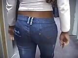 Linda en jeans está en el baño y frotando su coño afeitado snapshot 4