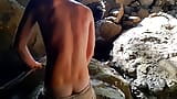 Un homme néandertal masturbe son pénis dans une grotte près d’un feu snapshot 4