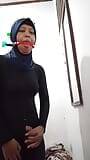 Masturbación con el orgasmo en hijab catsuit snapshot 14