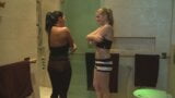 Dua teman wanita nakal di bilik mandi snapshot 2