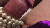 真珠のネックレスで遊ぶのが大好き snapshot 1