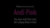 Minúscula adolescente andi pink lambe seu pirulito nua na cama! snapshot 1