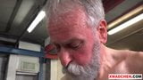 Junge Blondine reitet Dick des alten Mannes in der Garage snapshot 7