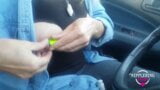Nippleringlover - geile milf met doorboorde tieten in de auto. handboeien op extreem doorboorde tepels snapshot 8