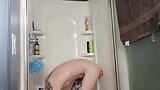 Mikel Donovon neukt en zuigt zijn dildo onder de douche! snapshot 8