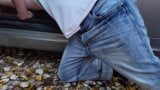 Oriné en mis pantalones mientras trabajaba en el auto y mi novia lo grabó. snapshot 5