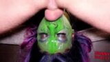 Garota com pintura corporal verde chupa pau snapshot 14