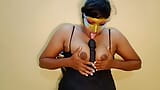 बड़े स्तनों वाली भारतीय आंटी खुद को चोद रही है snapshot 5