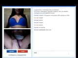 La chica estaba emocionada con la chica bot en el chat. snapshot 9