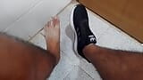 Voltando para casa de um longo dia no trabalho para tirar meus sapatos e descansar snapshot 5