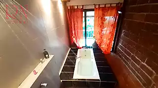 Intip. ibu rumah tangga mencuci di kamar mandi dengan sabun ...