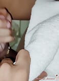 Une bhabhi indienne mince fait une branlette et squirte dans la bouche d’un inconnu pendant que son mari filme snapshot 10