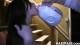 Hypnotisierende Teen-Huren trinken den Alkohol nackt vom Fass snapshot 5