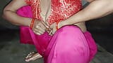 Une jolie bhabhi du village pisse, vidéo snapshot 7