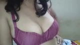 Une petite indienne montre ses seins snapshot 2