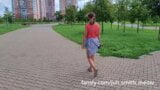 Olhe para mim andando pelo parque de shorts da moda. snapshot 4