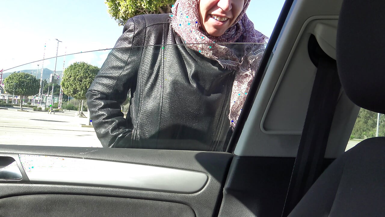 Turkish muslim woman gives perverted american man a handjob in his car