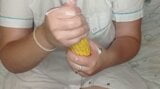 Я намазываю крем на кукурузу и втираю его, и трахаю его, как члена подписчика. snapshot 3