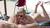 Blondes Mädchen erfreut Schwanz am Strand auf Stream snapshot 20