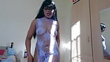 Adolescente negra em vestido roxo snapshot 4