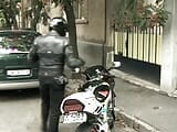 Dois motociclistas pegaram o jovem pássaro ruiva para fazer sexo a três quente snapshot 3