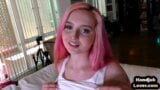 POV-Teen mit buntem Haar wichst ihren Freund und spricht schmutzig snapshot 3