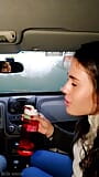 Twee sletten drinken plas in de auto in het openbaar snapshot 15