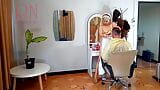 Tu veux que je te coupe les cheveux? Cliente du styliste. coiffeur nu. nudisme 12 snapshot 13