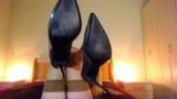 Milf colgando zapatos snapshot 9