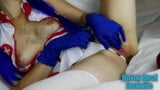 Cosplay uniforme d'infirmière excitée sans culotte, tube anal, branlette de gants en latex de clitoris snapshot 7