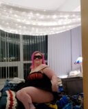 Frau Pink in ihren hübschen Dessous lädt Sie ein, ins Bett zu gehen snapshot 10