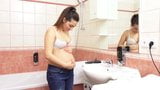Těhotná mladá missy masturbuje ve sprše! snapshot 3
