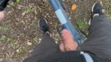 Ik met een pik die tijdens het fietsen rondhangt, verandert in een aftrekbeurt in het bos snapshot 3