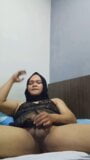 Crossdresser dalam pakaian dalam menggesel zakarnya snapshot 1