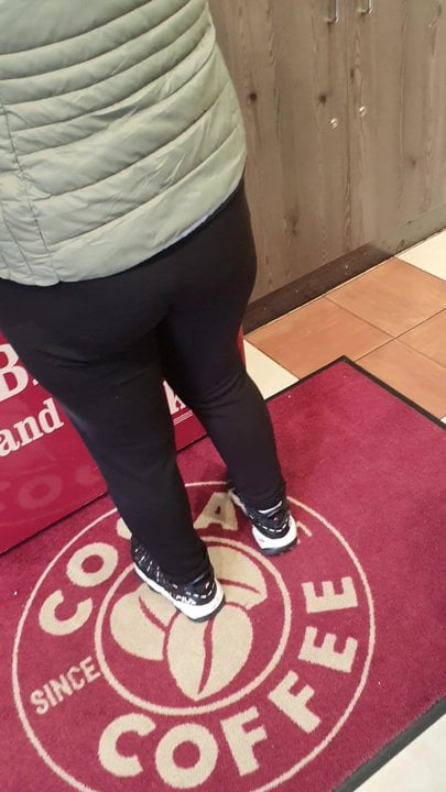 Kaubojka jebana kroz helanke u kafiću