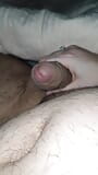 Пасинок у ліжку отримує велику ерекцію, отримує мастурбацію від мачухи snapshot 1