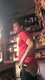 Indische jongen neukt zichzelf in een winkel snapshot 10