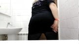 Increíble bbw - juego público en el baño snapshot 3