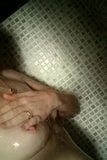 Brudna dziewczyna czyści się pod prysznicem snapshot 1