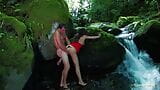 El sexo anal en el arroyo del bosque es bastante aventurero y puede snapshot 10