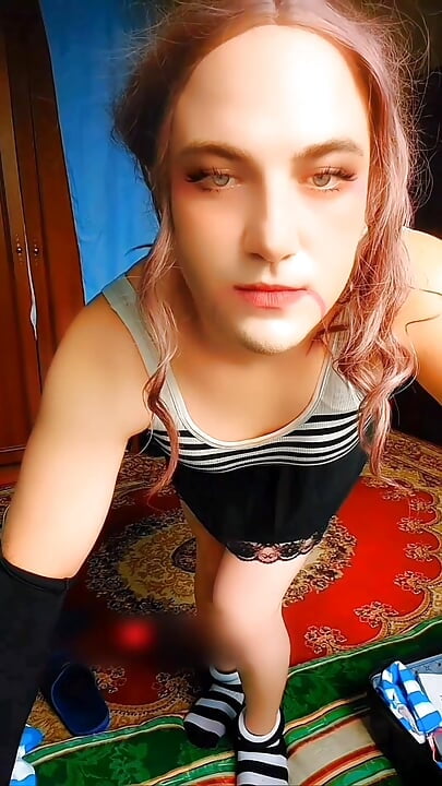 Ladyboy seksi dengan pantat bahenol ini lagi asik cosplay memeknya pakai kostum ladyboy sampai mengerang keenakan!