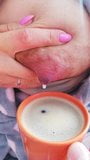 Morgenkaffee mit Milch für Ehemann. snapshot 3